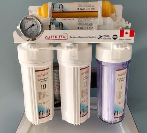 "دستگاه تصفیه آب خانگی 6 مرحله‌ای واتر تک، با شاسی فلزی مقاوم، گیج فشار دقیق و فیلترهای تایوانی باکیفیت، مناسب برای تصفیه آب سالم و خالص در منزل."