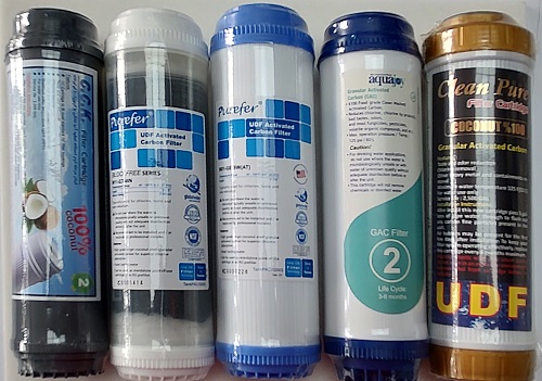 مجموعه‌ای از فیلترهای تصفیه آب خانگی با انواع مختلف کربنی، الیافی و اسمز معکوس